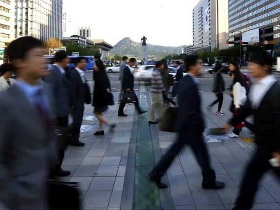 정년 연장된다더니 “뒤통수 맞았다”… ‘月 70만 원’으로 살아가는 100만 명 ‘절망’