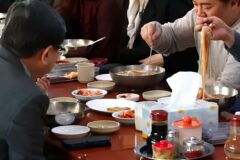 가성비 메뉴인데 “네 가족이 먹으니 10만 원?”… 단골 식당의 배신에 ‘당혹’