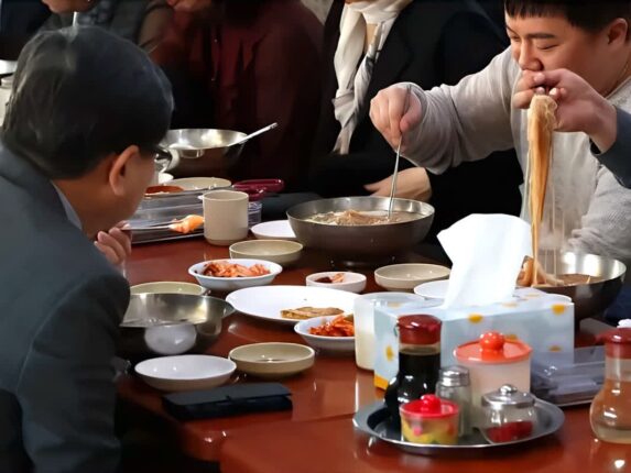 가성비 메뉴인데 “네 가족이 먹으니 10만 원?”… 단골 식당의 배신에 ‘당혹’