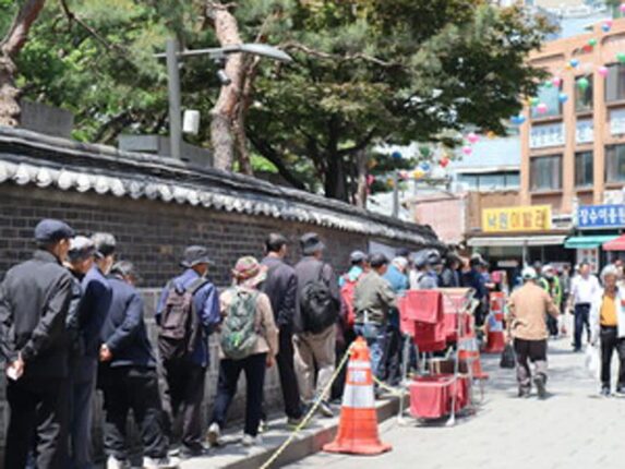 [TN 르포] 이해는 했지만, 서운함은 남았다… 탑골공원의 어버이날