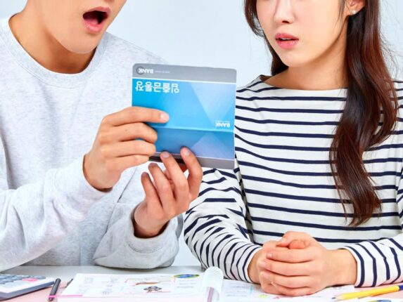 “여보, 통장이 이상해”… 예금 통장의 조용한 변화에 서민들 ‘발 동동’