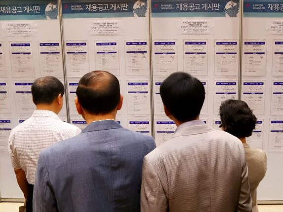 회사에서 쫓겨난 5060세대 “이곳에선 모셔갑니다”… 인생역전 기회에 중장년층 ‘우르르’