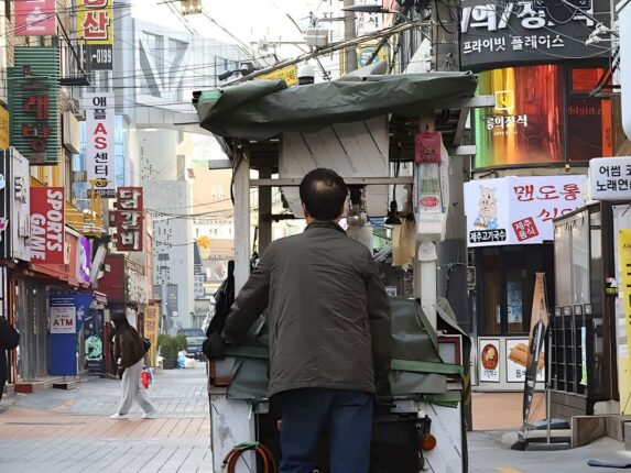 “고령층 때문에 한국 경제 망한다”… 전문가들 섬뜩한 경고에 60대 ‘눈물’