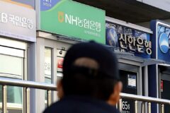 은행 줄줄이 사라지자 “하루 종일 버스 타야”… 어르신들 한숨에 ‘마침내’