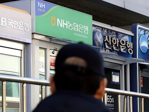 은행 줄줄이 사라지자 “하루 종일 버스 타야”… 어르신들 한숨에 ‘마침내’