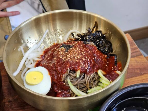 김포막국수 수육 및 보리밥과 함께하는 백양막국수