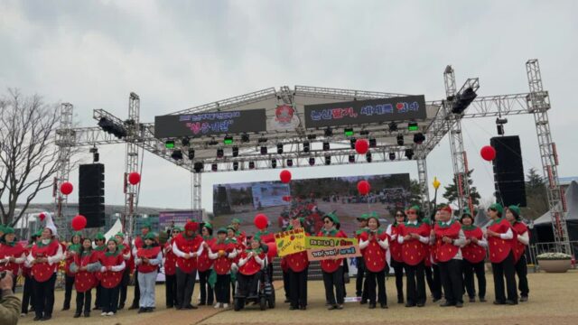 딸기만 14억원 어치 팔리며 역대급 사람 몰린 ‘논산 딸기 축제’가 남긴 것