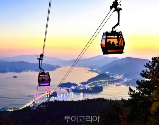 사천에서 쾌청한 날씨 속 탁 트인 남해 풍경 즐겨요!