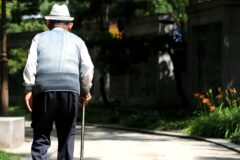 “25년 동안 월 600만 원 받아갔다”… 70대 노인의 ‘비밀’ 들통나자 ‘이럴 수가’