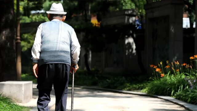 “25년 동안 월 600만 원 받아갔다”… 70대 노인의 ‘비밀’ 들통나자 ‘이럴 수가’