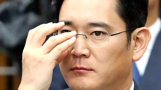 “요새 삼성 누가 써요”… 이번에도 ‘또’ 밀린 삼성, 결국 ’21조’ 쏟아부은 회심의 ‘묘수’ 꺼냈다