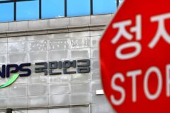 “국민 노후 돈으로 도박하나”… 마이너스인데 ‘더 산다’는 국민연금, 가입자들 ‘불안’