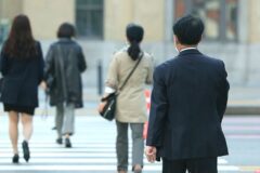 “중년들에게 왜 이러시는 겁니까” .. ‘특정 연령’ 겨냥한 서늘한 모집에 ‘망연자실’