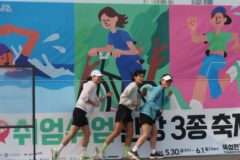 천천히 가라고? 한강서 열린 세상에서 가장 느린 철인 3종 경기