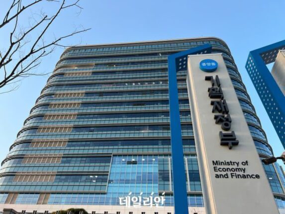 4월 말까지 나라살림 적자 46.1조원 ‘역대 세 번째’…추경 적자 국채 반영 시 더 늘어
