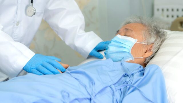 사망률 10배 높은데 “절반은 무방비 상태”… 보다 못한 정부까지 나서자 고령층 ‘어쩌나’