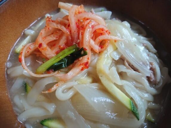 “칼국수”보다 위험한 건 함께 먹는 “이 반찬”입니다. 건강에 치명적입니다