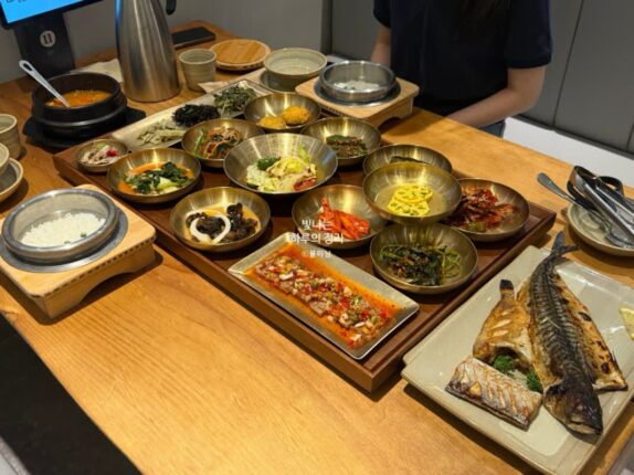 신사한정식맛집 들밥차반 신사점 깔끔하고 정갈한 16첩 한 끼