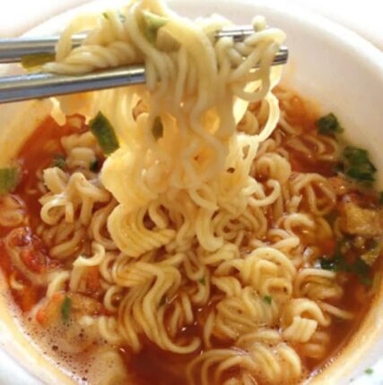이 재료들 “라면에 넣으면 수명 5년은 짧아집니다”