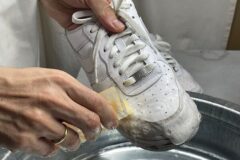 세탁소 30년차 장인이 알려준 누런 운동화 하얗게 만드는 방법