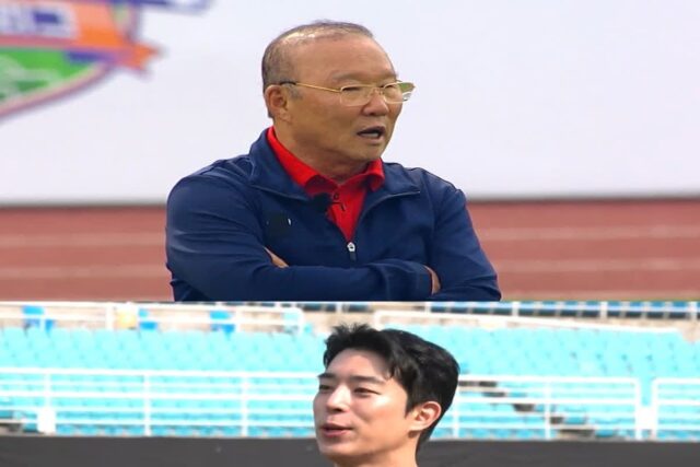 ‘뭉쳐야 찬다4’ 박항서, 무릎 꿇고 조진세 가르쳤다?! ‘파파클로스’ 첫 승 위한 특훈 풀가동