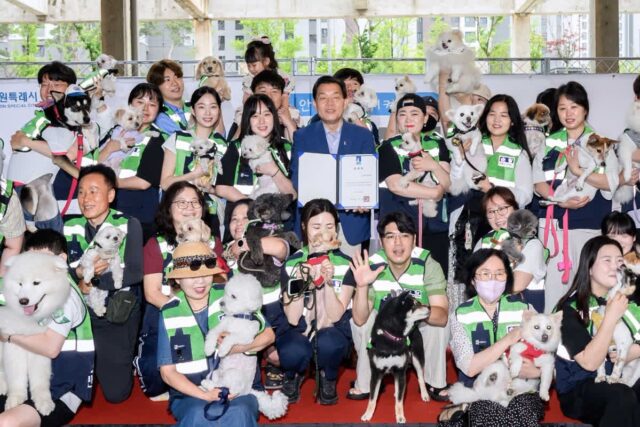 수원시, 2025년 반려견 순찰대 발대식 진행…’올해 총 221개 팀 활동 시작’