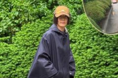 장마 기간에 뭐 입지? 태연, 강민경, 김나영 등 셀럽들의 꾸안꾸 출근룩 모음