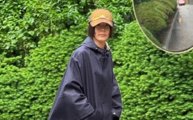 장마 기간에 뭐 입지? 태연, 강민경, 김나영 등 셀럽들의 꾸안꾸 출근룩 모음