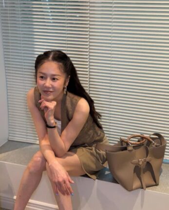 “고현정의 뉴트럴톤 셋업, 우아함의 정석!” 요즘 따라 하고 싶은 출근룩