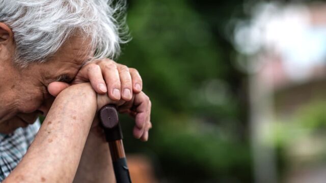 “나라 살리려다 어르신들 죽어간다”… 세계 최악의 현실에 전문가도 ‘일침’
