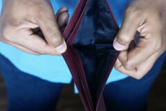 돈이 도망치는 팔자인 사람들의 공통점