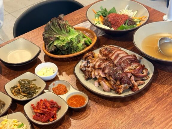 홍대맛집 깔깔이족발에서 쫄깃한 족발과 과일막국수