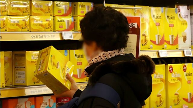 아메리카노 포기했는데 “커피믹스 너마저”… 새롭게 바뀐 가격표 보니 ‘망연자실’