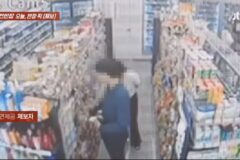 취식 금지 안내하자 여성 냉동고 위에 라면 붓고 도망가