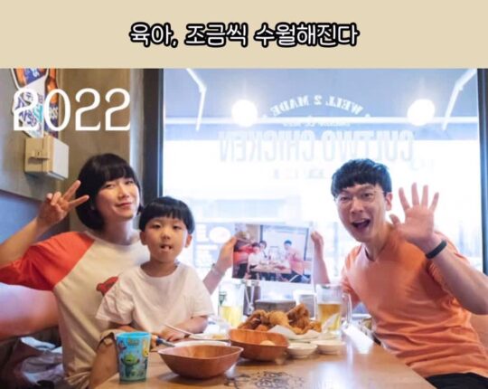 12년째 같은 자리에서 같은 옷 입고 사진 찍는 가족