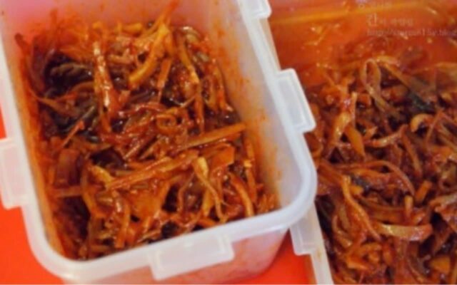 반찬통에 생기는 ‘이것’ 그대로 먹으면 세균 100만 마리 삼키는 겁니다!