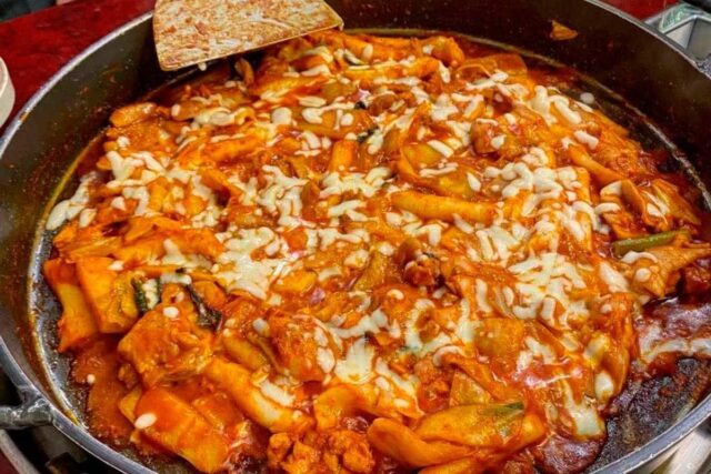 불향 가득한 양념과 쫄깃한 식감이 매력적인 전국 닭갈비 맛집 5곳