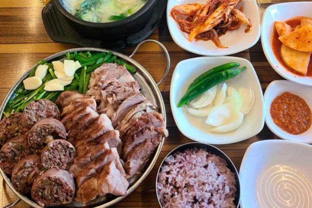 진한 국물과 푸짐한 건더기로 속을 든든히 채워주는 순대국 맛집 5곳