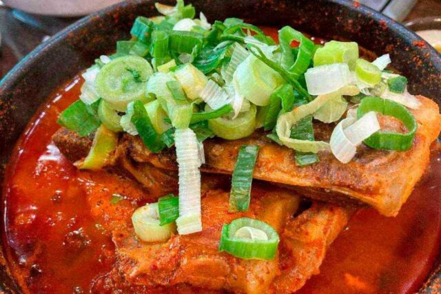 한옥의 정취와 풍성한 한 상이 어우러지는 전주 현지인 추천 맛집 5곳