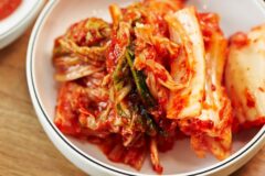 김치 ‘이렇게 먹으면’ 효과 하나도 없습니다! 오히려 유산균 파괴됩니다