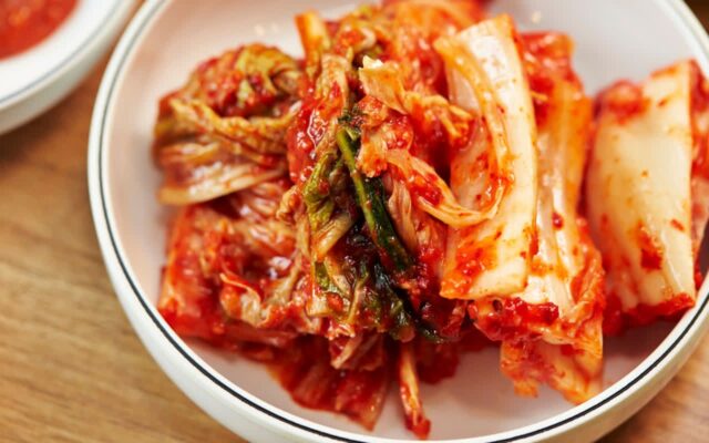 김치 ‘이렇게 먹으면’ 효과 하나도 없습니다! 오히려 유산균 파괴됩니다
