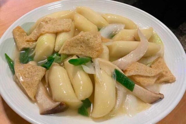 매콤달콤한 소스와 쫄깃한 떡이 어우러진 전국 떡볶이 맛집 BEST 5