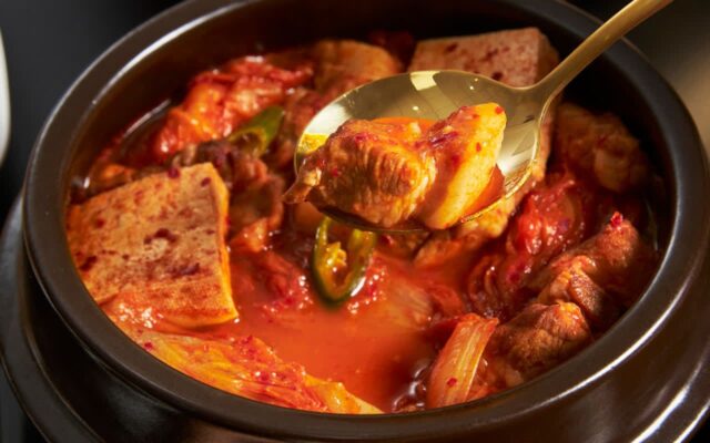 김치찌개에 “고기 넣으면 나트륨 흡수율 2배” 늘어납니다!