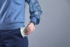 자기도 모른 채 가난해지고 있는 사람들의 특징 4가지