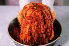 김치 보관할 때 꼭 ”이 위치”에 넣으세요, 아삭함이 2배 오래갑니다!