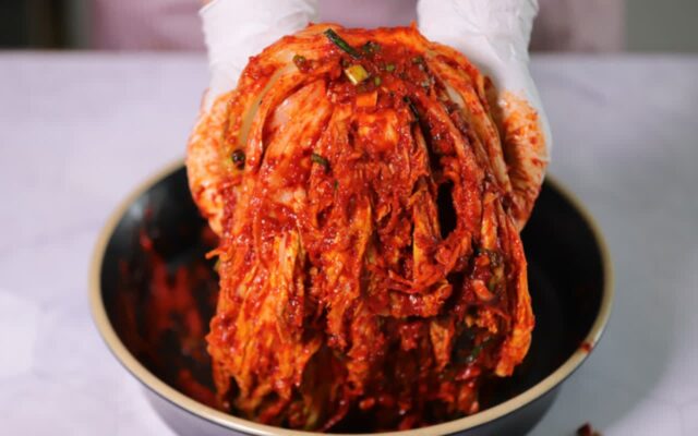 김치 보관할 때 꼭 ”이 위치”에 넣으세요, 아삭함이 2배 오래갑니다!