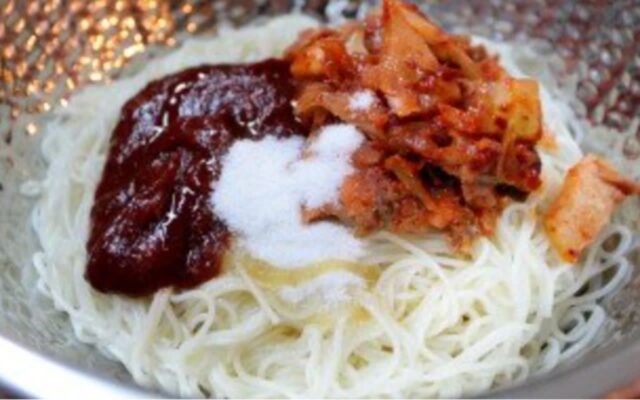 비빔국수에 설탕 대신 “이것” 써 보세요, 혈당 부담 없이 건강하게 맛있습니다!