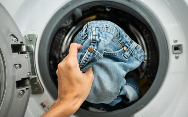 세탁기에 옷 넣기 전 꼭 “이렇게” 하세요! 옷감이 오래갑니다