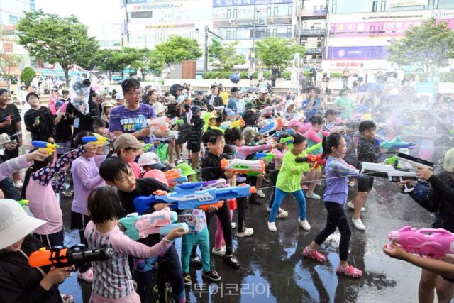 ‘안산서머페스타’, 광복절 연휴 이틀간 10만명 찾아…낮엔 물놀이 밤엔 열정 공연 재미에 빠졌다