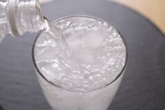 “이 음료 매일 마시면” 뼈가 녹아내리듯 골다공증이 빨라집니다!